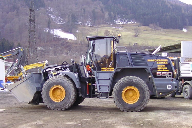 Radlader der Berger GmbH beim Verladen von Schotter