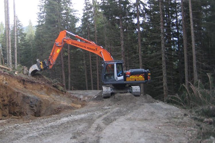 Frisch gebauter Güterweg mit Steinschlichtung an der Böschung