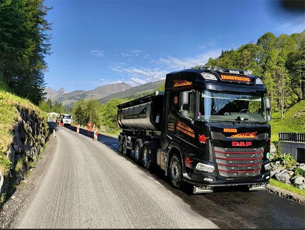 Vierachs-Kipper der Berger GmbH auf einer Baustellenzufahrt